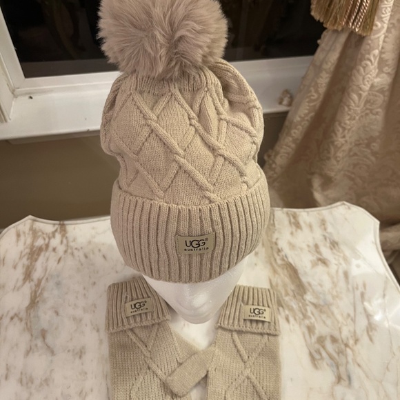 UGG BEIGH BEANIE GLOVE SET NWT - Picture 3 of 9